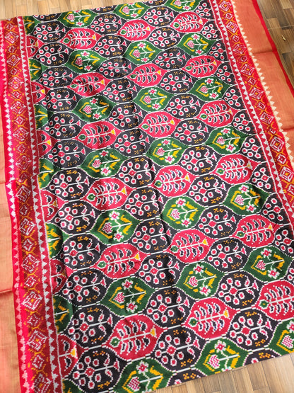 Ikat patola Pochampally saree Red saree, Black Saree, wedding shopping, wedding saree, green saree, mehndi look