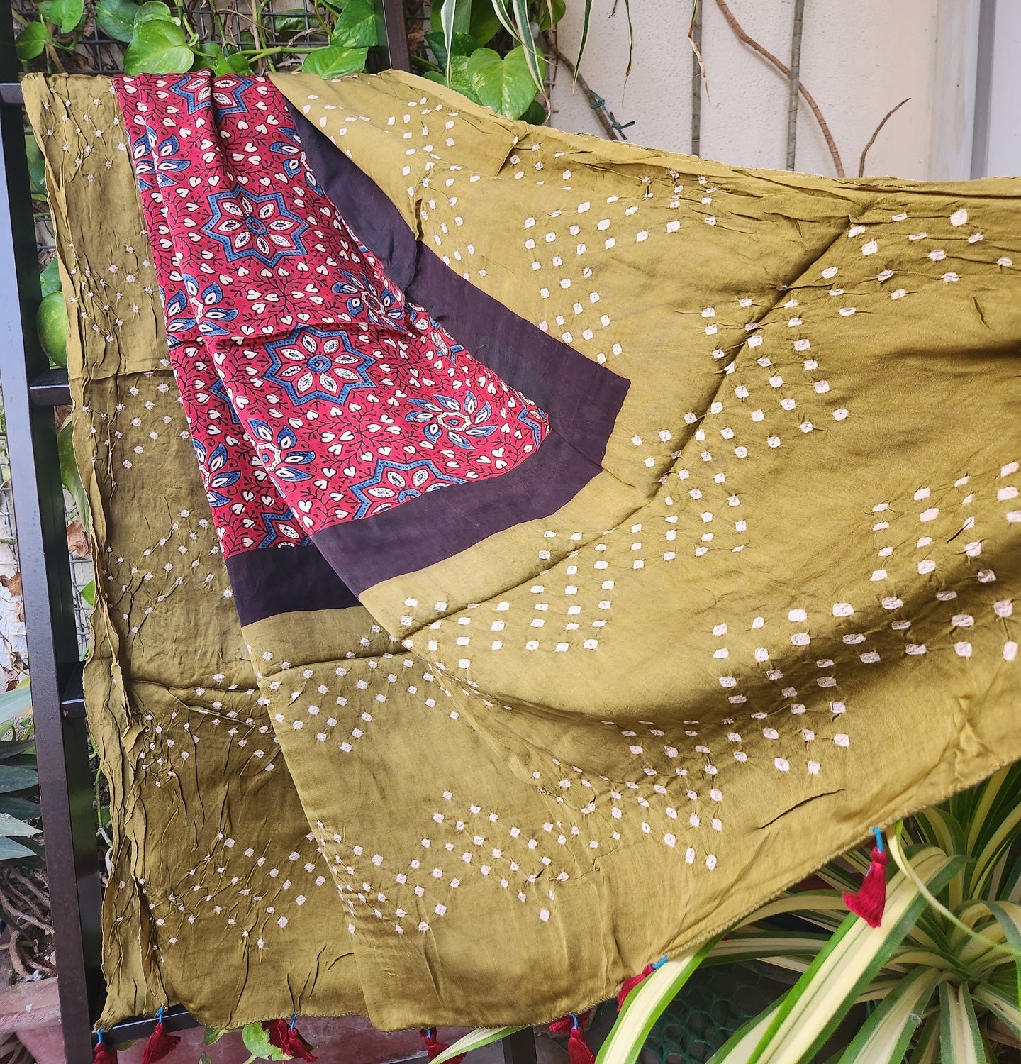 bandhani dupatta ajralkh bandhani bandhej silkdupatta bandhej dupatta ajrakh dupatta green dupatta mehndi look