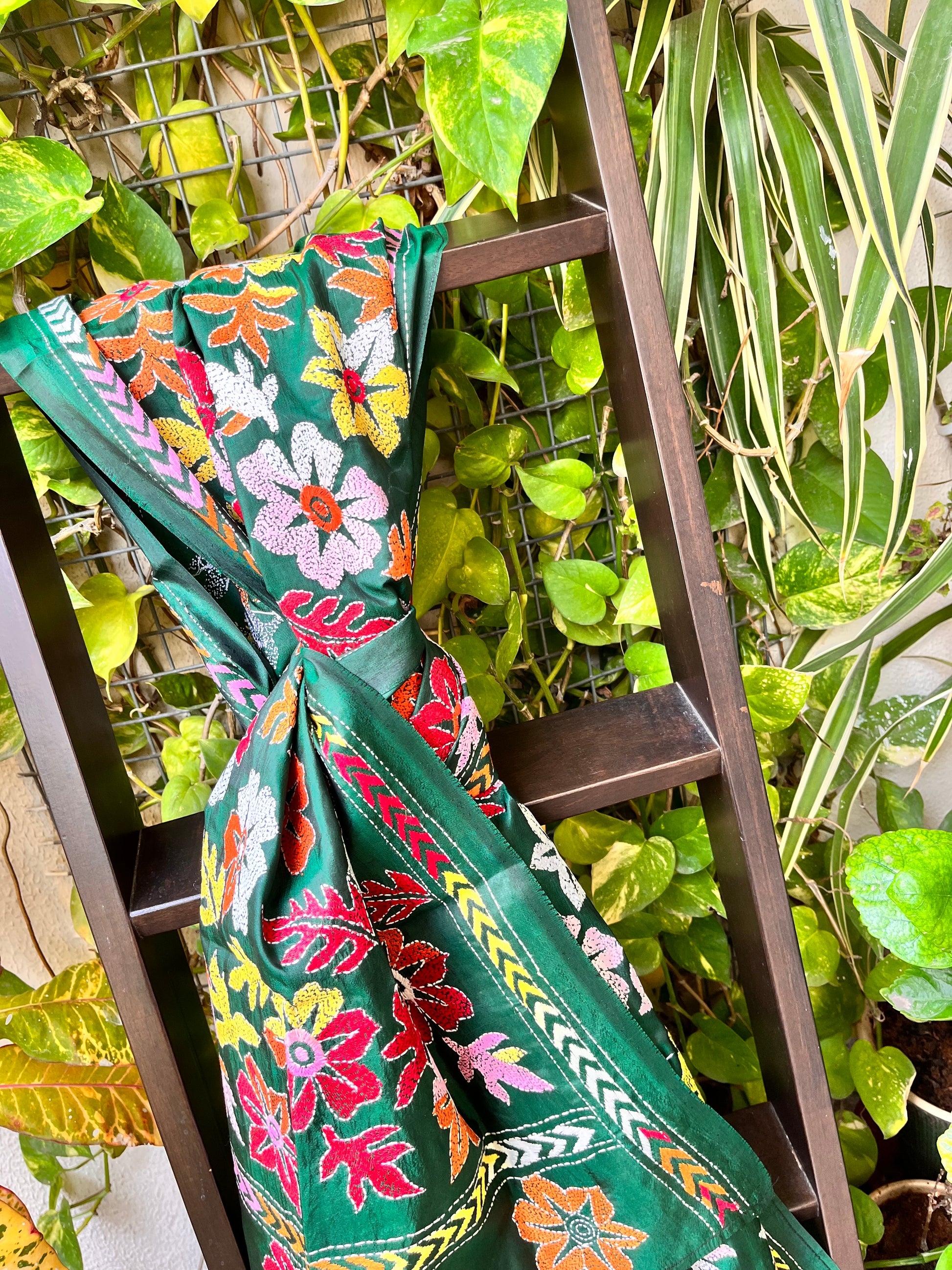 Green stole kantha dupatta mehndi look 