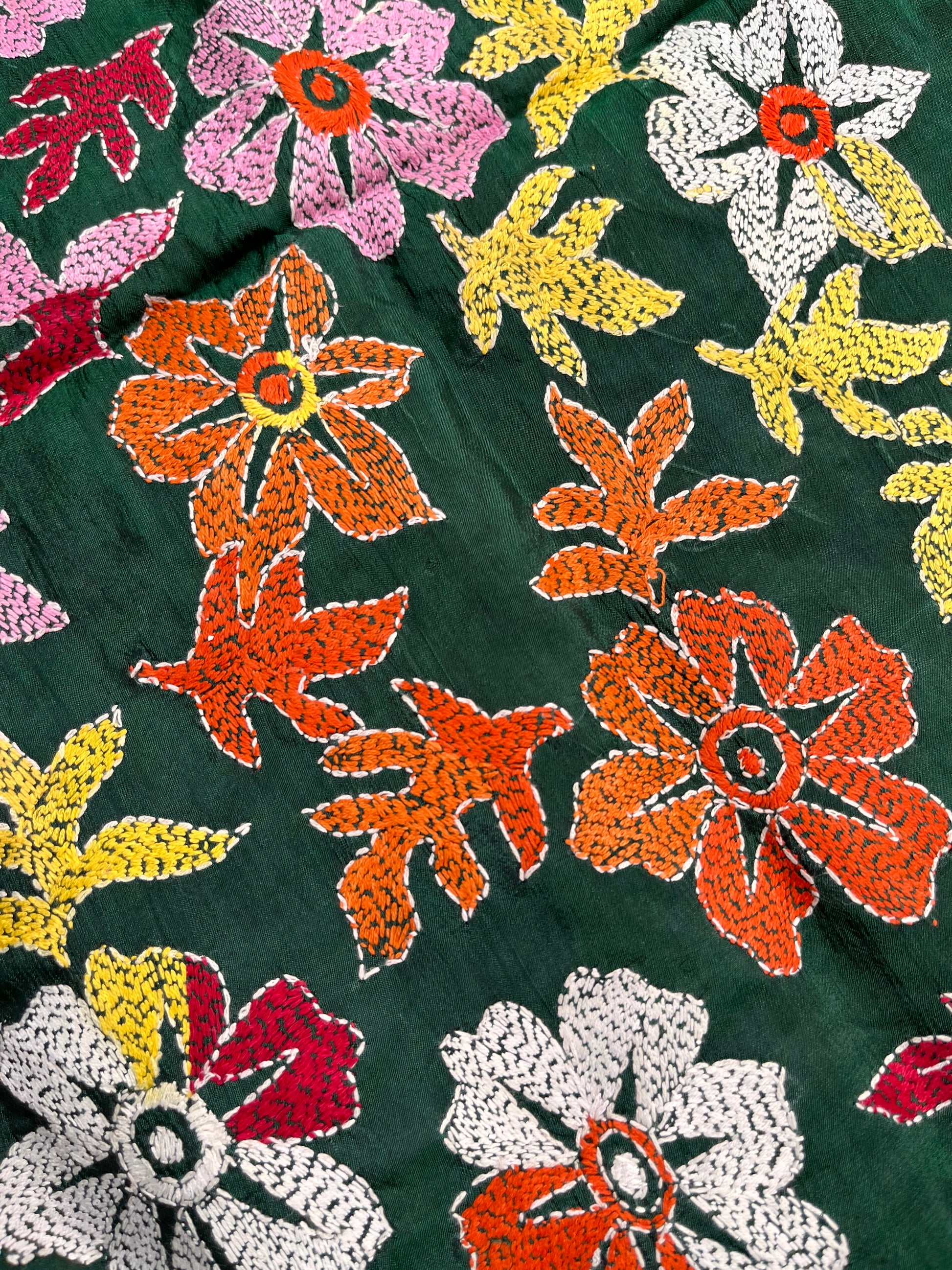 Green stole kantha dupatta mehndi look 