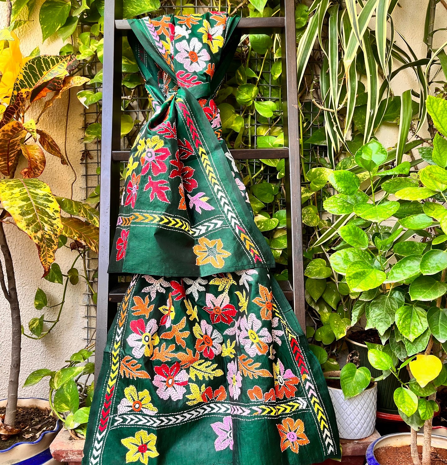 Green stole kantha dupatta mehndi look 